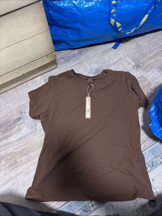 SKIMS Tops - Skims fits everybody short sleeve tshirt new with tags color cocao